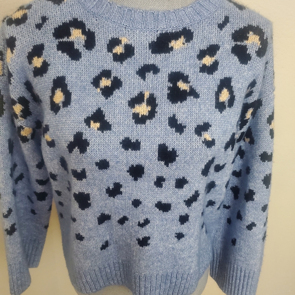 Beautiful sweater - Picture 2 of 3